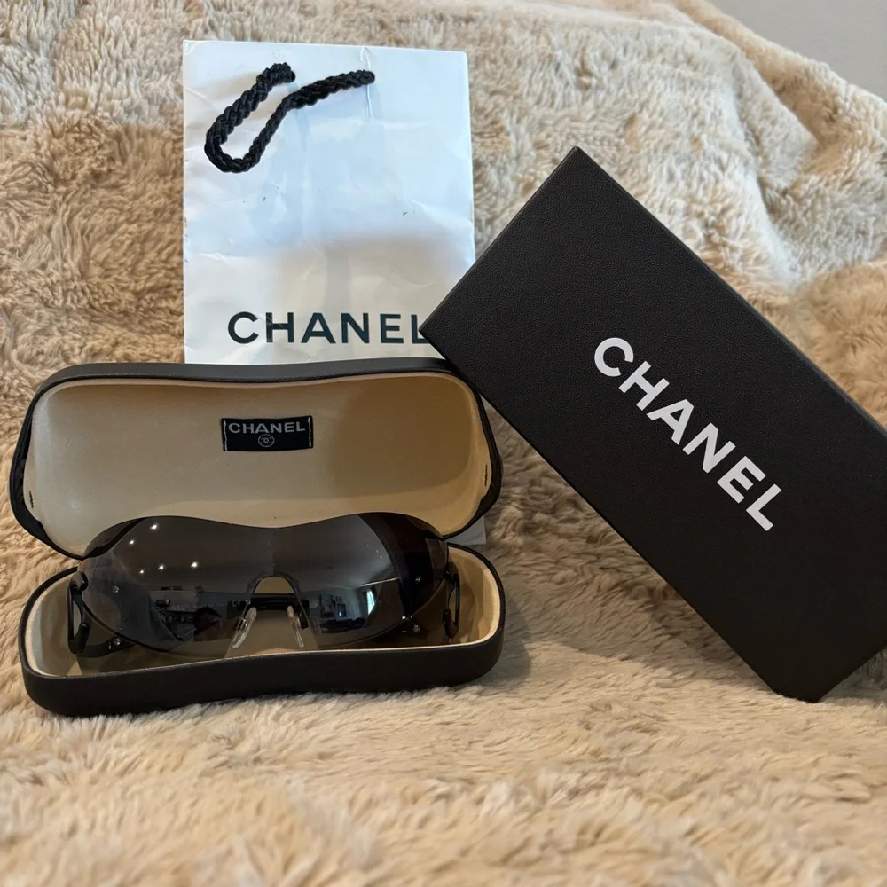 CHANEL 4124 Black Sunglasses with Case - Picture 1 of 15